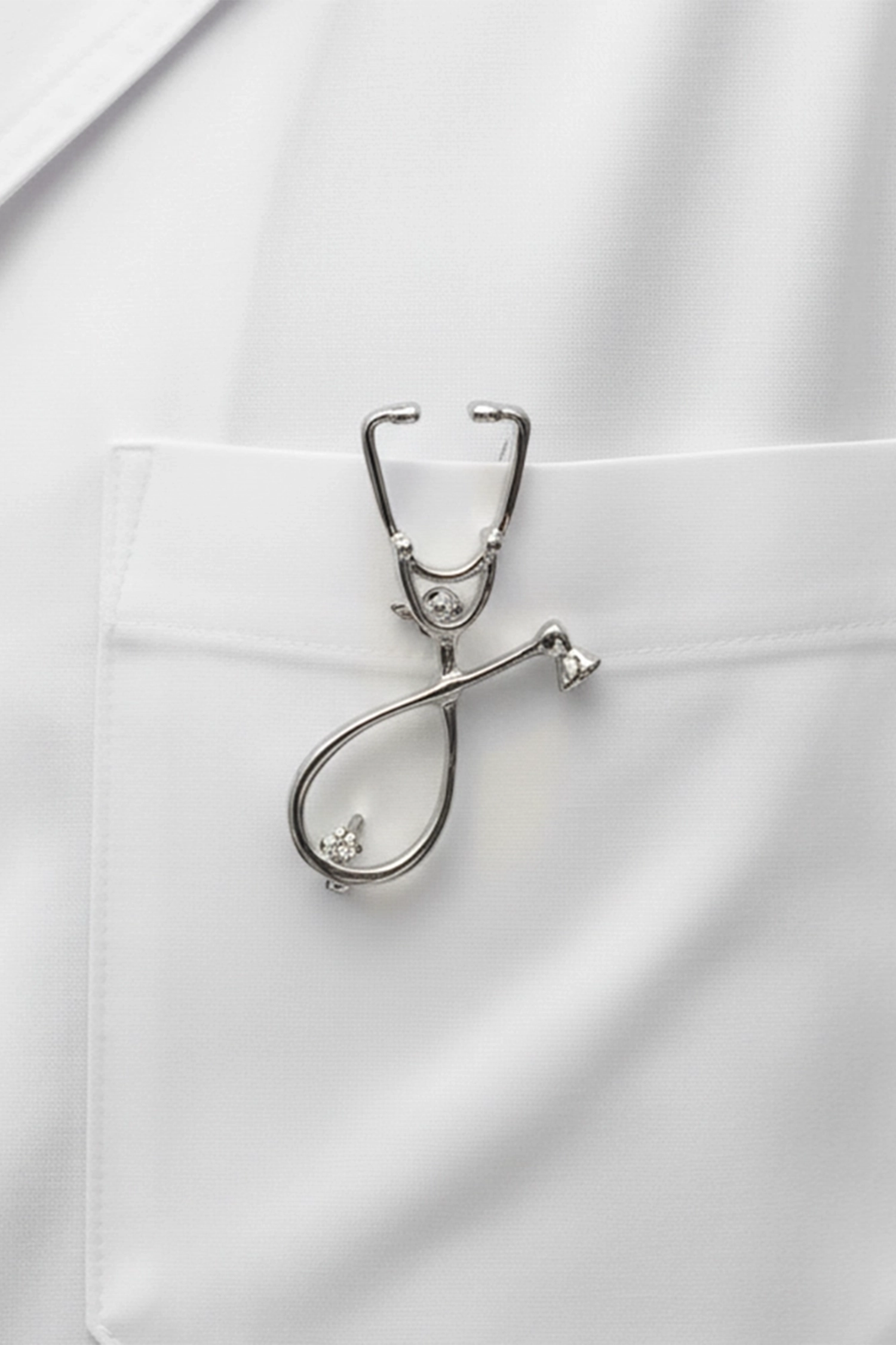 سنجاق سینه stethoscope طرح کلاسیک نقره ای سنجاق سینه stethoscope طرح کلاسیک نقره ای